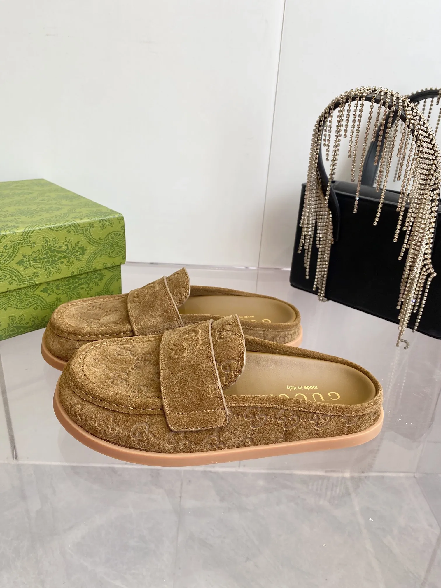 👟👟Ex-factory price 500👟👟 Gucci 2️⃣5️⃣ss new spring and summer retro large-toe bag-toe flip flops, Birkenstock flip-flops. When I first see this shoe, I feel it is inconspicuous. It is very simple without too many decorations, but it has a bit of retro flavor, cute and cute. It looks good with any combination! For those who have high requirements for foot feel, close your eyes and enter. Temperament retro round-toe furry shoes Upper: Cow suede, soft and waxy, with delicate texture ~ round-toe shoe shape, stiff and three-dimensional, not picky about foot shape or person Size: #35-40 (40 orders are not returnable)